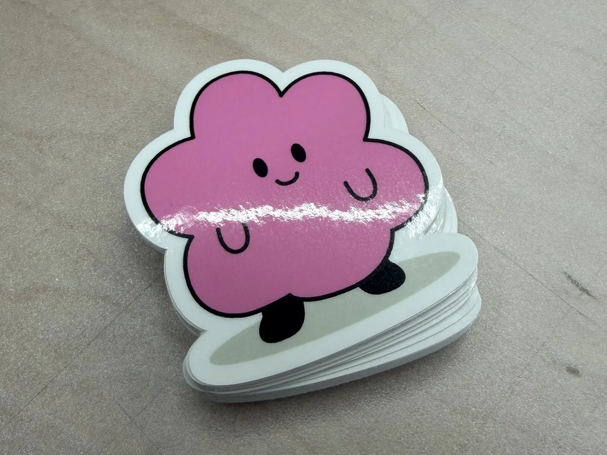 Een stapel losse Blobby-stickers, gesneden en klaar om te versturen