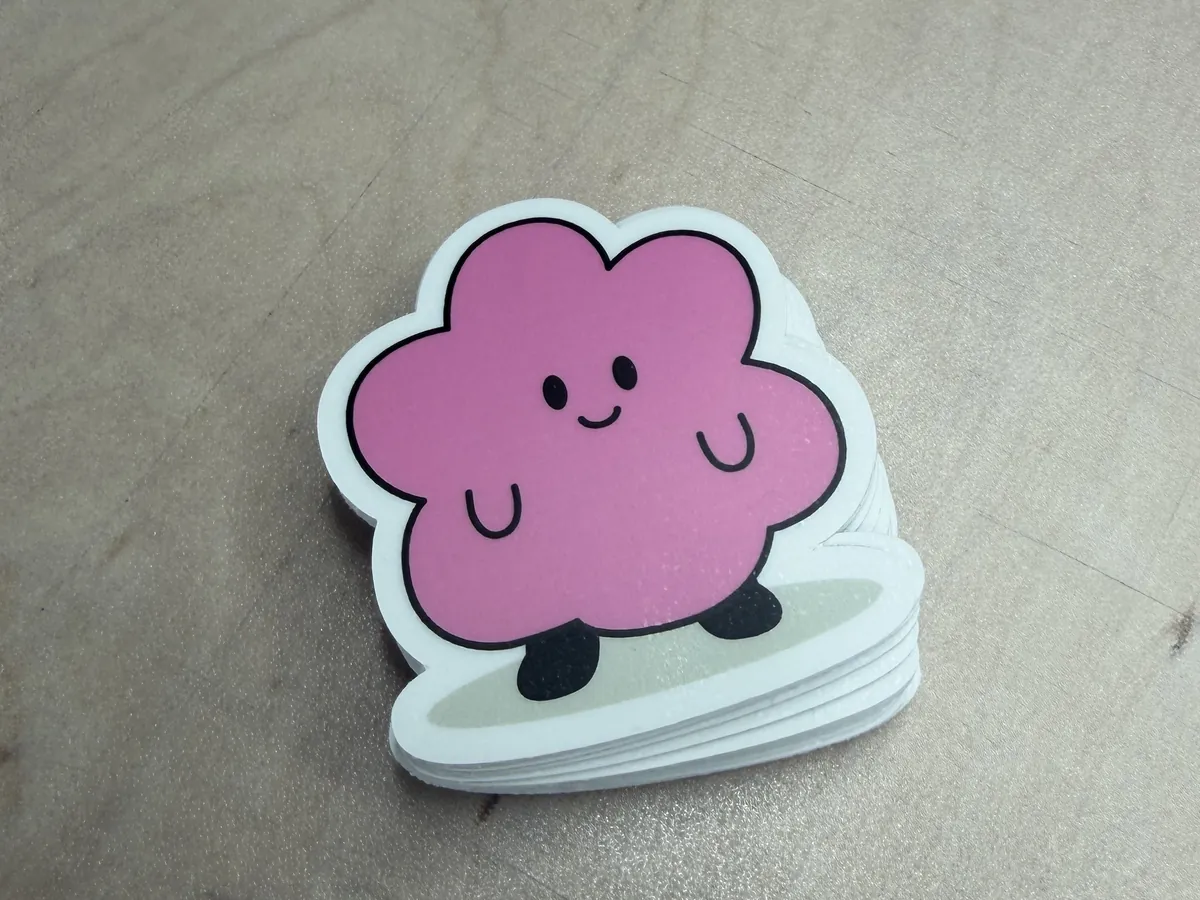 Stapel losse Blobby-stickers met matte afwerking: het licht spreidt zich over de sticker