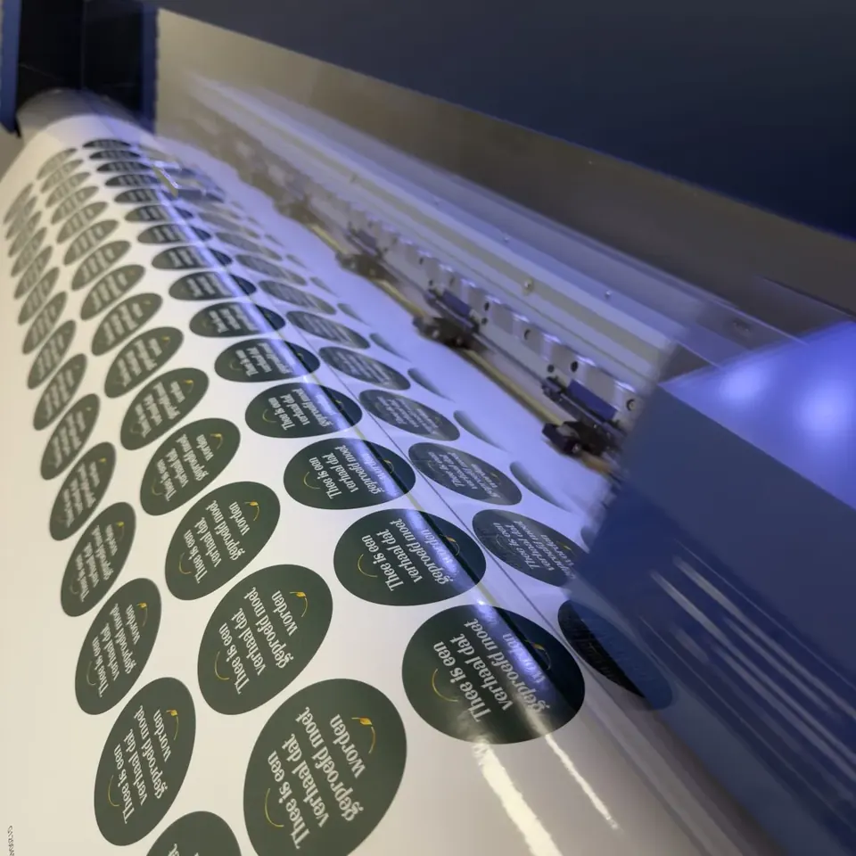Ronde stickers komen van onze eigen printer in Zwolle