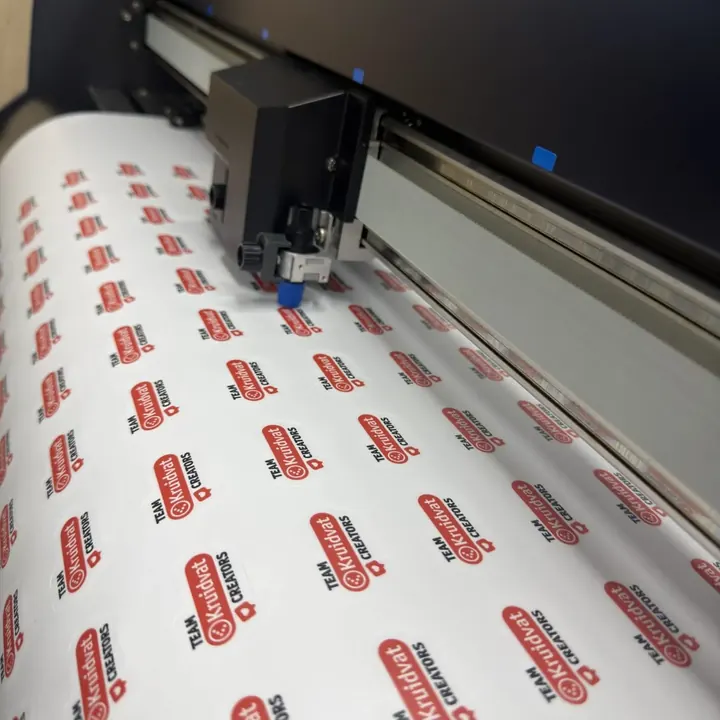 Onze eigen snijplotter snijdt contourstickers los uit het vinyl