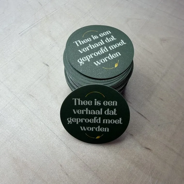 Ronde stickers met een donkere achtergrond en een lichte illustratie, vol bedrukt tot aan de rand
