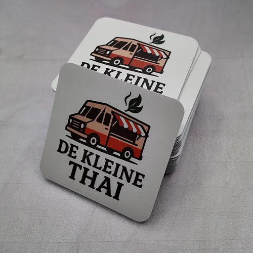 Vierkante stickers met afgeronde hoeken van De Kleine Thai op premium vinyl